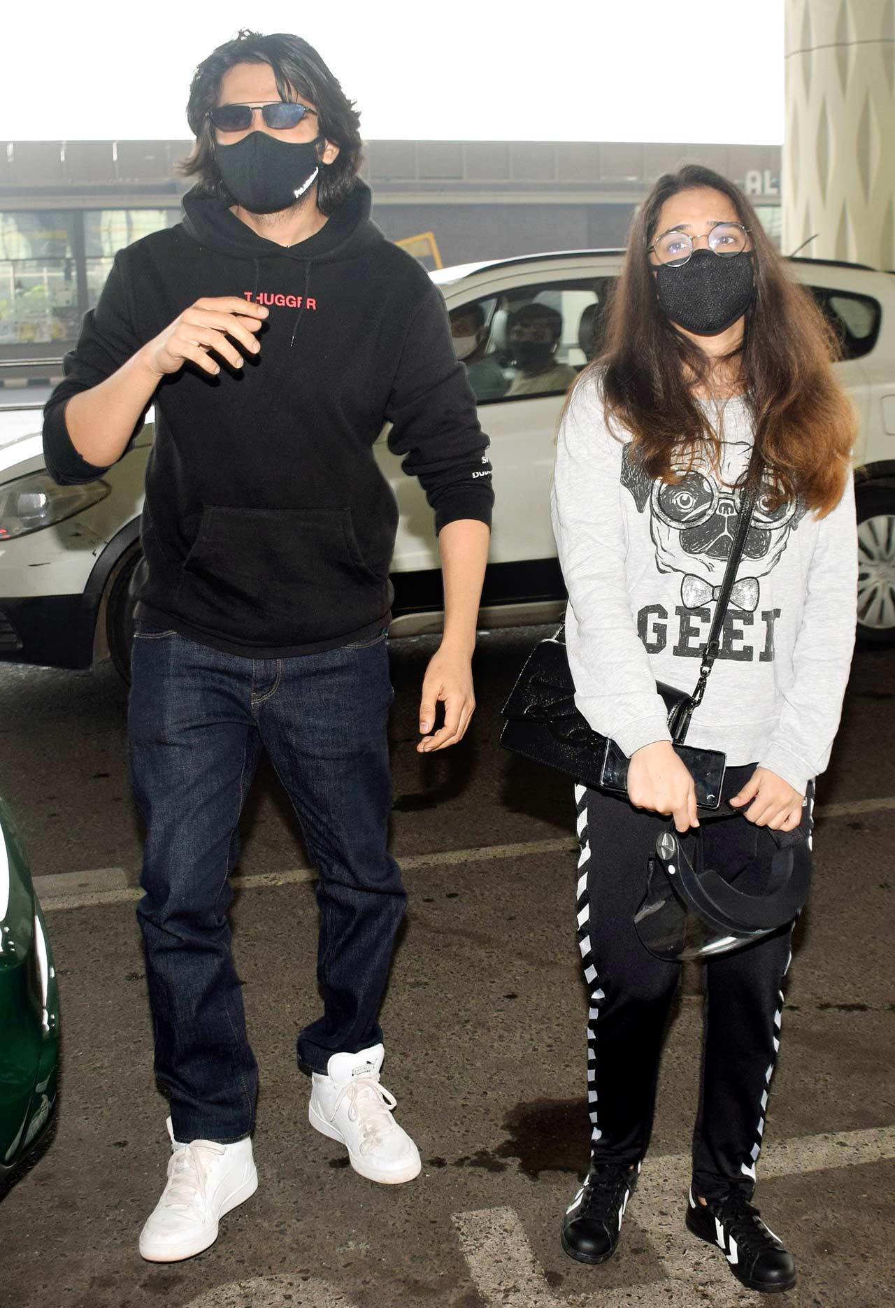 Kartik Aaryan was also spotted with his sister, who came to see her off at the Mumbai airport. Kartik Aaryan was also spotted with his sister, who came to see her off at the Mumbai airport.